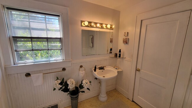 Building Photo - 2 Bed, 2 Bath Furnished Home in Greenville...