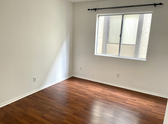 Building Photo - Beautiful 2 Bed/2 Bath with Hardwood Floors, Central Air Conditioning, Stainless Steel Appliances...