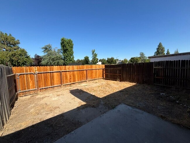 Building Photo - 8012 N Laurelglen Blvd
