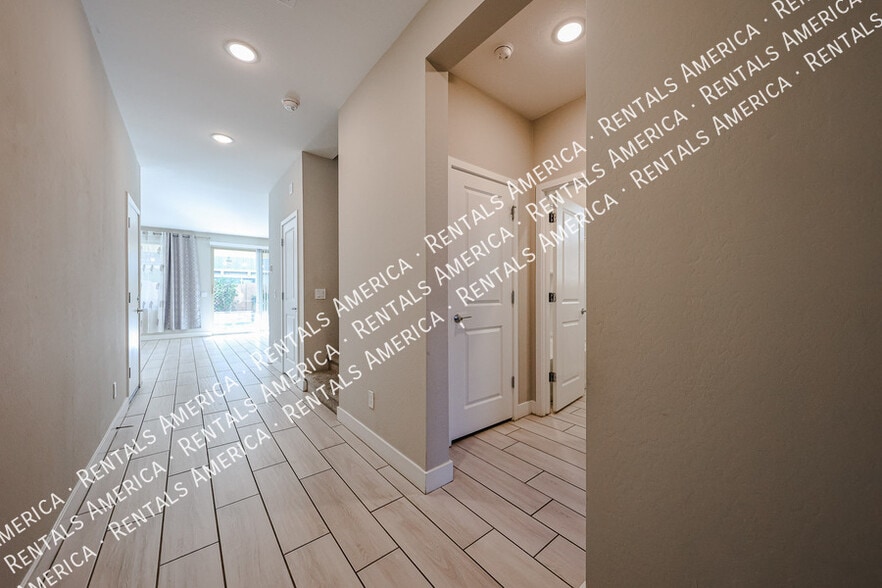 Building Photo - 1321 W Coyote Dr