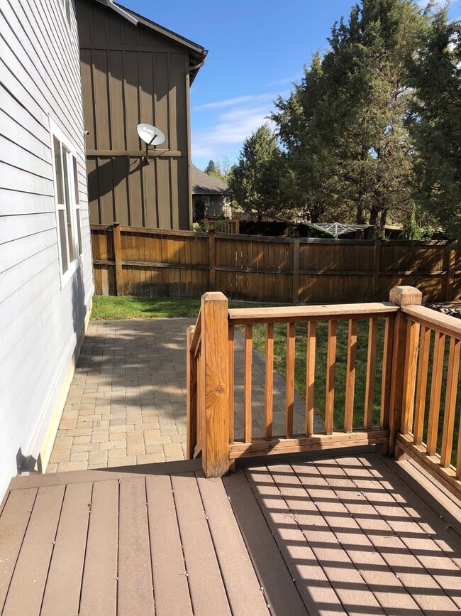 Building Photo - 4 Bedroom / 2.5 Bathroom Home in SE Bend