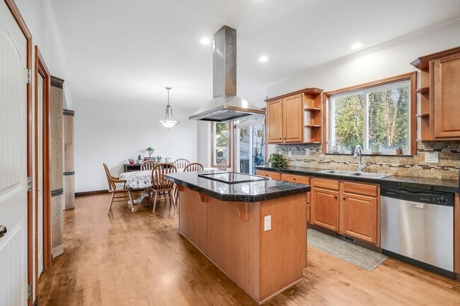 Building Photo - Beautiful 5 bed, 3 bath rental home in North Central, Gresham!