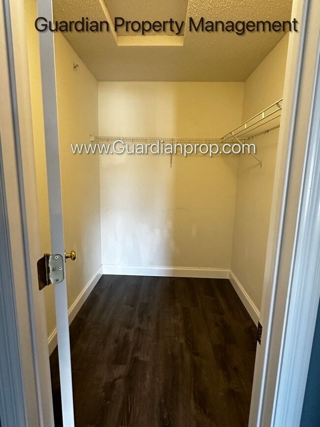 Building Photo - Maple Grove 2 Bedroom Town Home, 2 Car Gar...