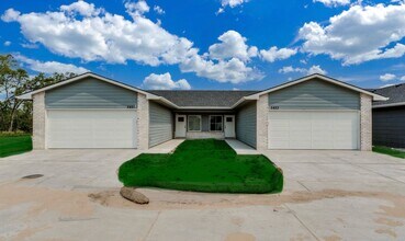 Building Photo - Skyway-Oliver Plan