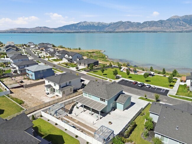 Building Photo - Large luxurious house with view of beautiful Utah Lake!