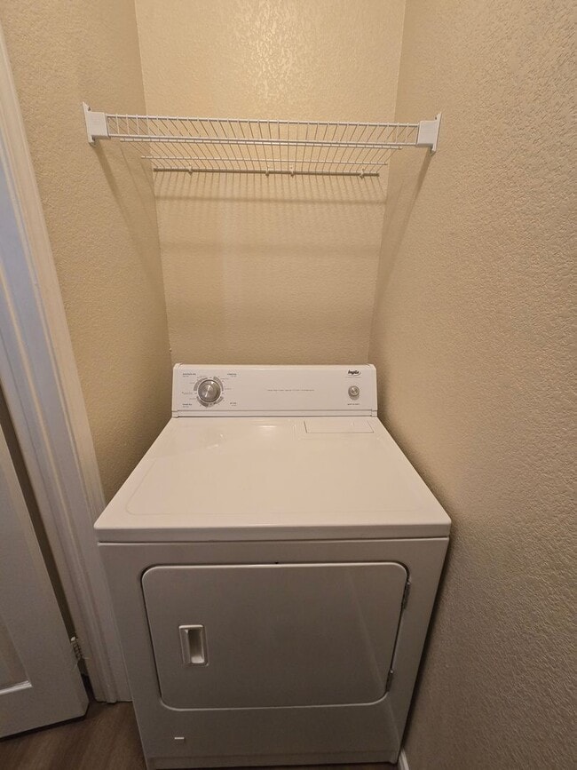 Building Photo - 1 bed, 1 bath condo with 2 car garage!!!