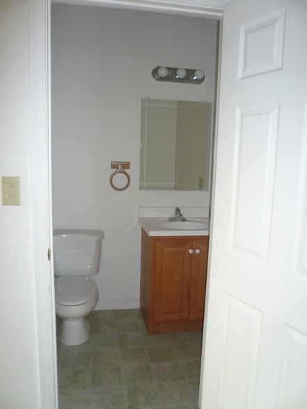 Building Photo - 84 Church Ave