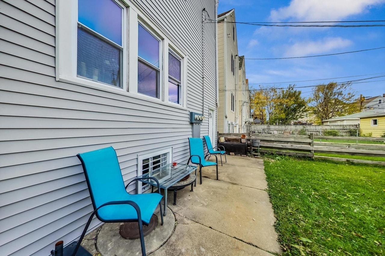 Building Photo - 2733 N Ridgeway Ave