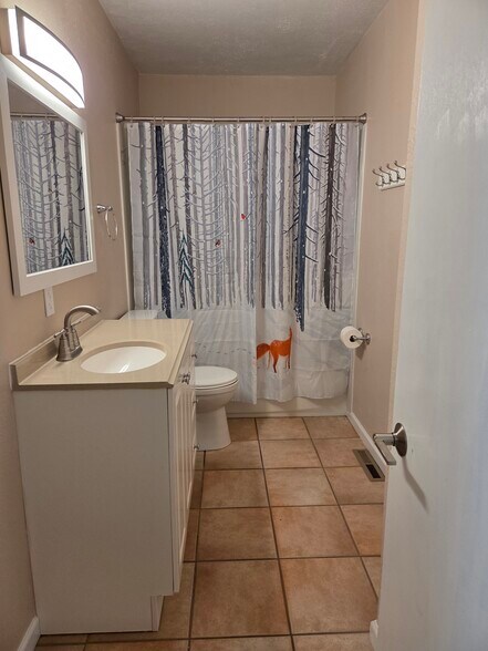 Tiled bathroom - 610 N Orchard Ave