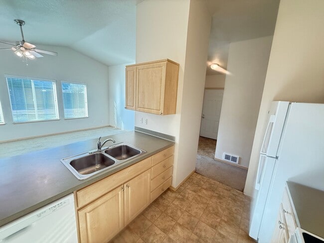 Building Photo - Updated 3 bedroom 2 bath house in Eugene!