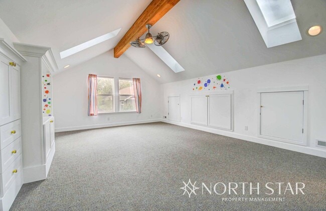 Building Photo - Stunning 3 bed/3 bath in Summit West