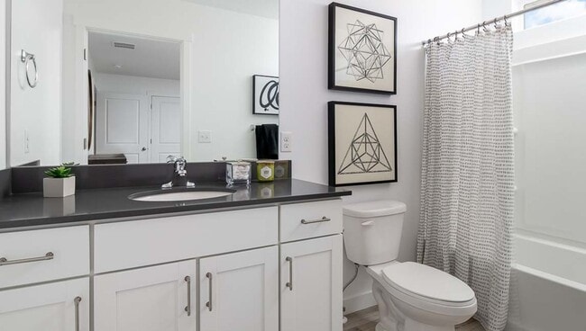 Building Photo - Newer Somersett Court Townhome!!