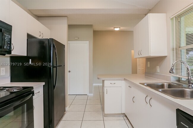 Building Photo - 2514 SW Monterrey Ln