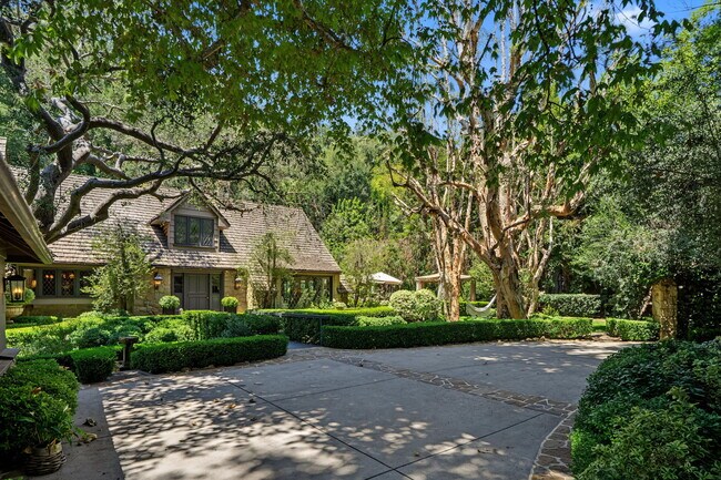 Building Photo - 575 N Beverly Glen Blvd