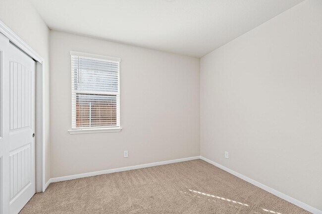 Building Photo - 142 Solitude Dr
