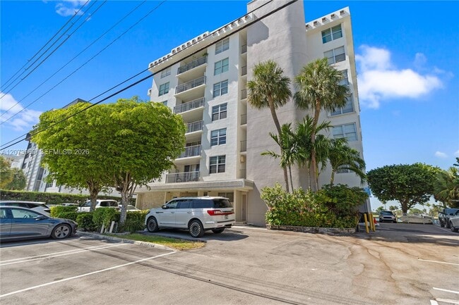 Building Photo - 9250 W Bay Harbor Dr