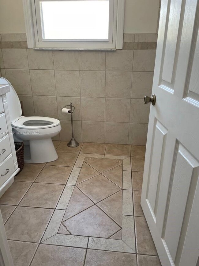 Building Photo - 830 S Beach St