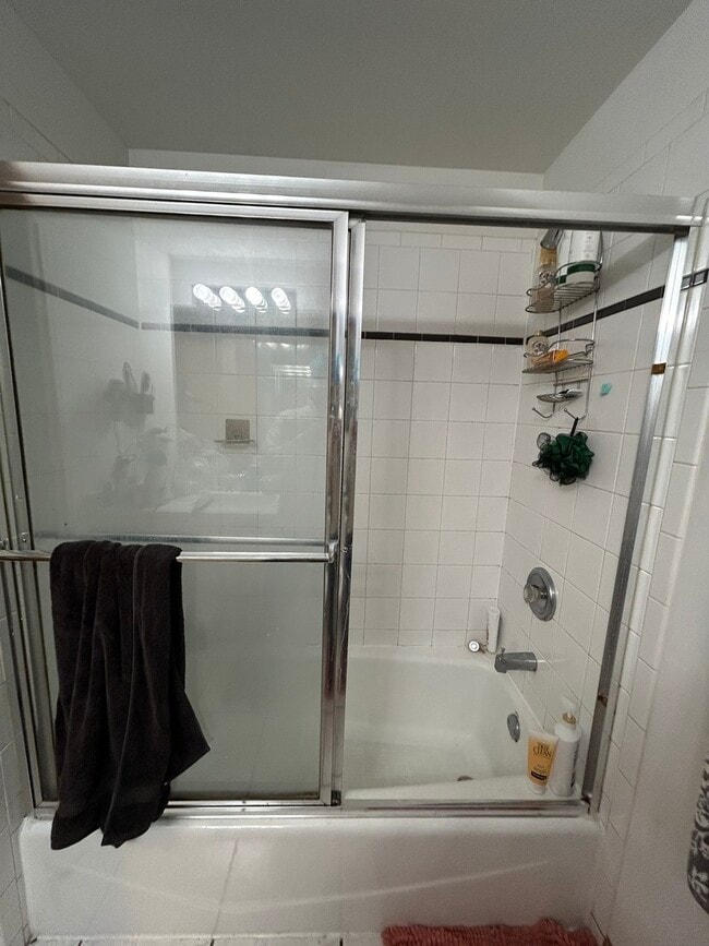 Building Photo - 865 W Buckingham Pl