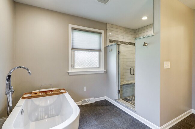 Building Photo - 1827 Larchmont Ln