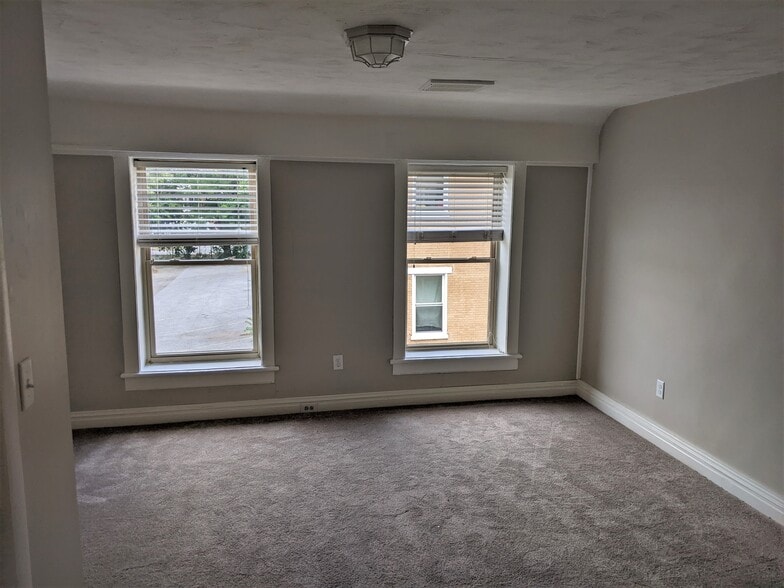 Large Bedroom - 341 Academy St