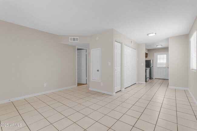 Building Photo - 834 N Cherry