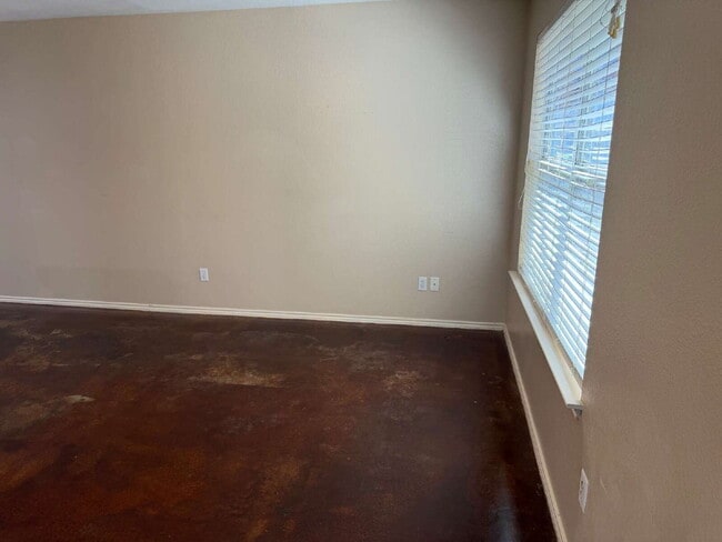 Building Photo - Beautiful 3 Bedroom Close to the Airport