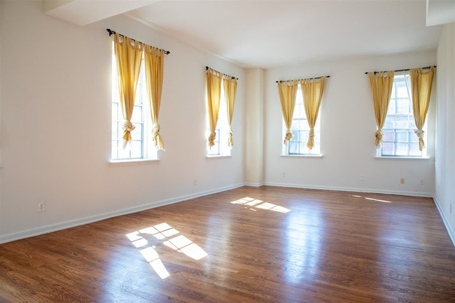 Primary Photo - 341 Monmouth St