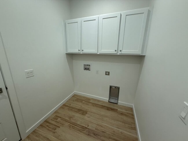 Building Photo - Pet Friendly 3 Bed 2.5 Bath Single Family ...