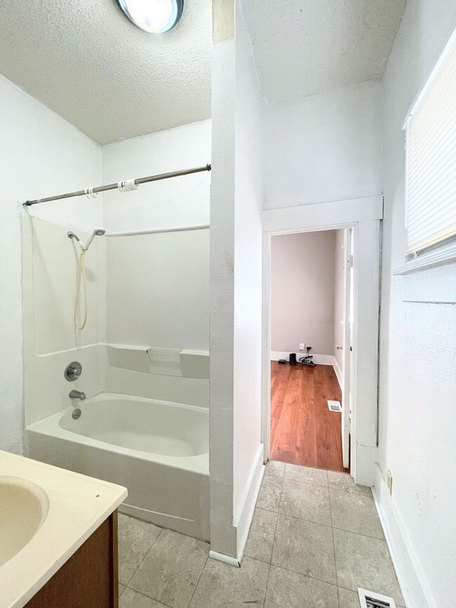 Building Photo - Two Bedroom Home in Quiet Neighborhood
