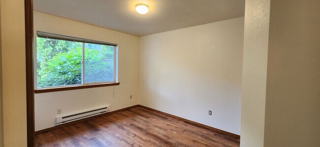 Building Photo - Refreshed 2 bed 2 bath Everett Condo $2099...