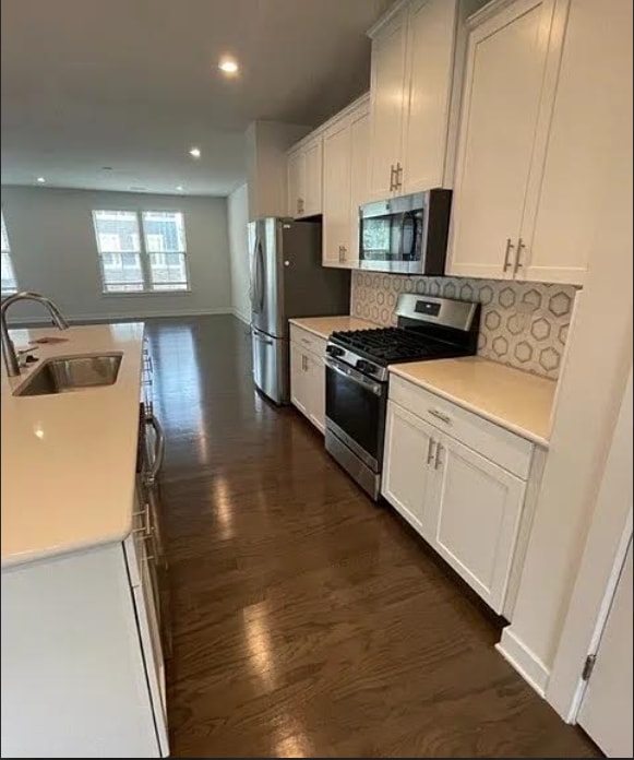 Building Photo - Three story town home with 2 car garage