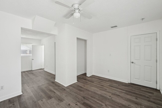 Building Photo - 2-Bedroom, 1.5-Bathroom Home in Tampa – Pe...
