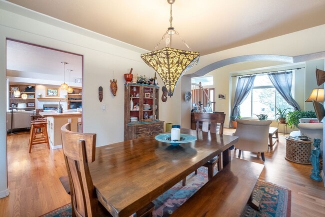 Building Photo - Gorgeous 6 bed 3.5 bath home located in Longmont, CO!