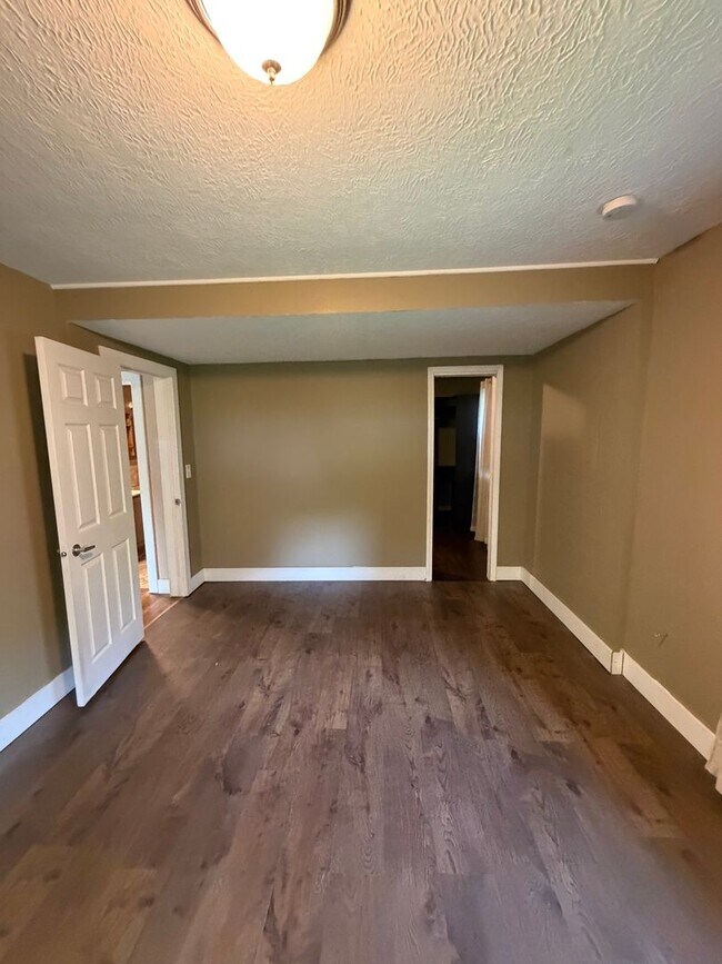 Building Photo - Secluded & Charming 3BR/1BA in Lansing — Section 8 Approved