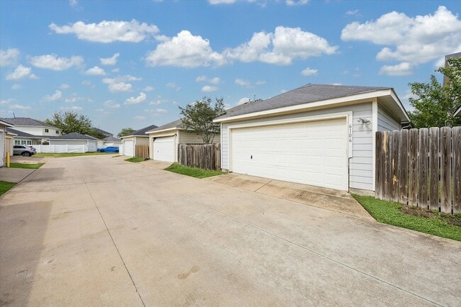 Building Photo - 6106 Settlers Lake Cir E