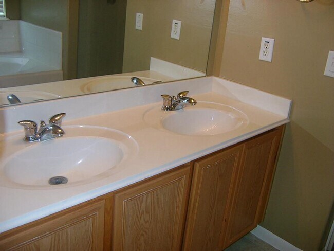 Building Photo - 19754 Cozy Cabbin Dr