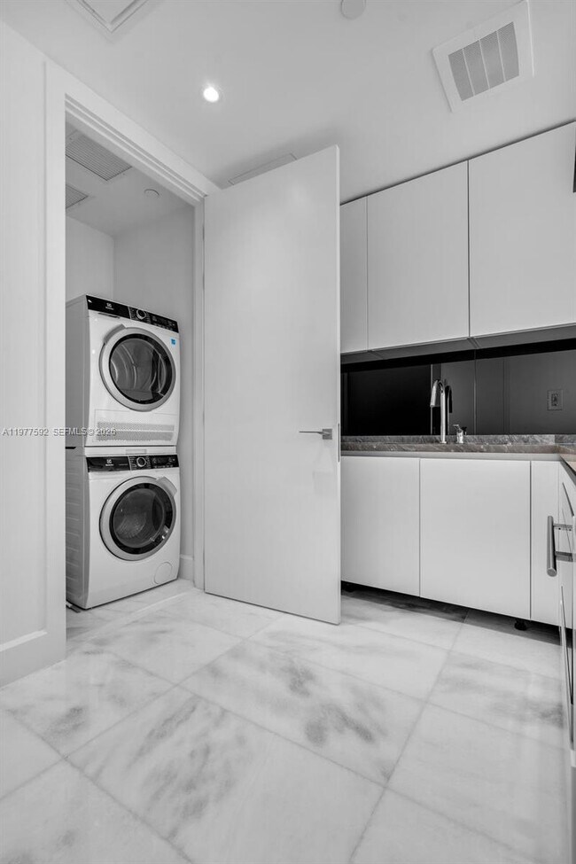 Building Photo - 700 NE 26th Terrace