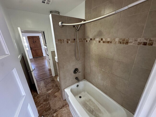 Building Photo - Fairview Heights Bungalow | 2 Bed / 1 Bath | Yard & Parking