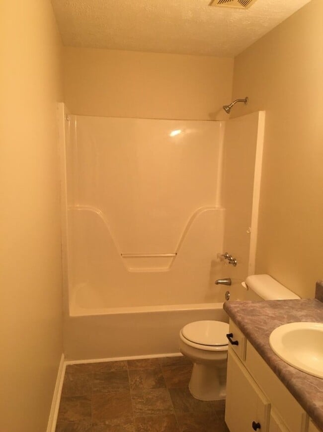 Building Photo - Move in Ready - Near Airport