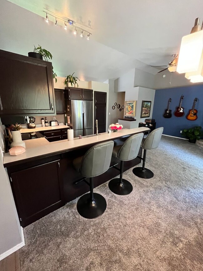Building Photo - Newly Renovated 3 bed 2 bath home in the h...