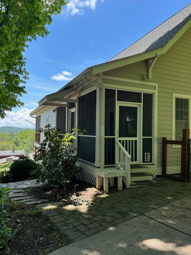 Building Photo - Central AVL - Custom Built, Made for Enter...