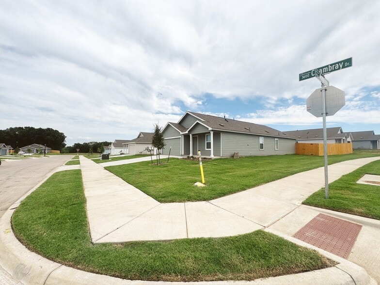Building Photo - 3612 Chambray Dr