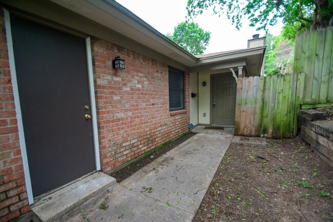 Building Photo - 2107 Mistletoe Ave