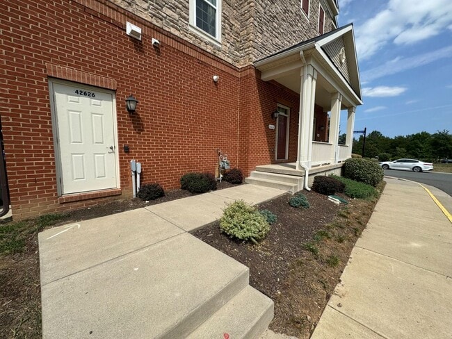 Building Photo - Stunning 3 Bed 2.5 Bath End Unit Townhome In Desired Preserve At Goose Creek - Water Included