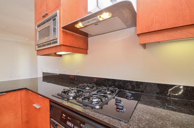 Building Photo - Stylish Corner Townhome Steps from Parks, Dining & Shopping