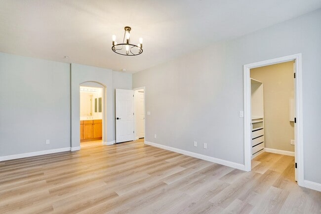 Building Photo - Beautiful 2 Bed 2 Bath End Unit Townhome in Communication Hills!