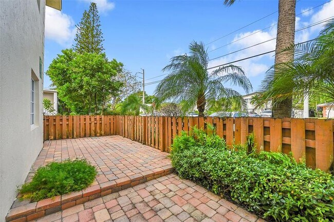 Building Photo - 410 SW 15th St