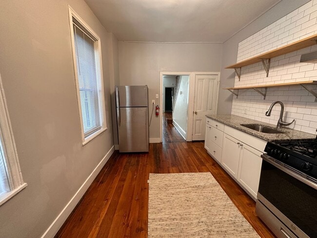 Building Photo - Old charm mixed with new finishes. Beautif...