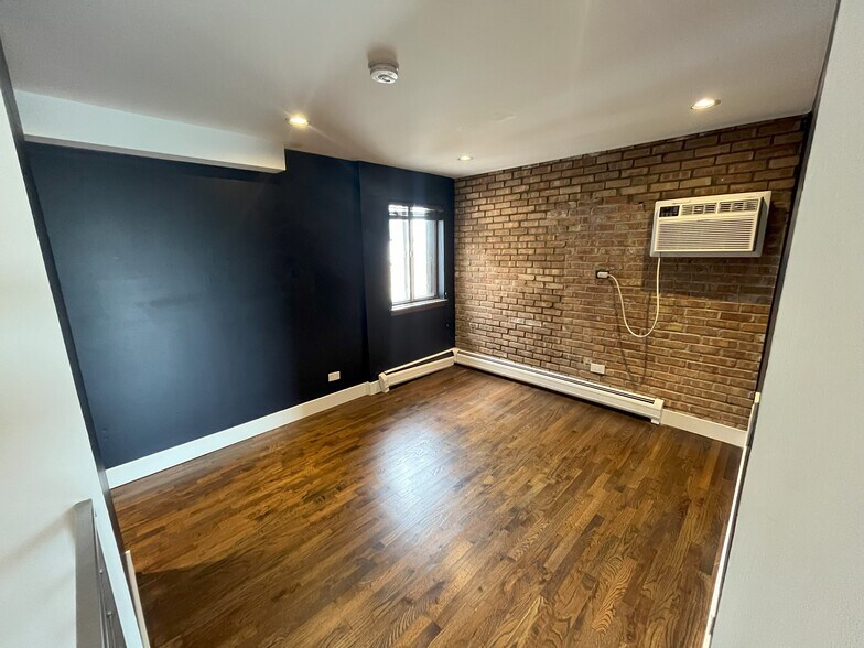 Loft Bedroom - 832 W Oakdale Ave