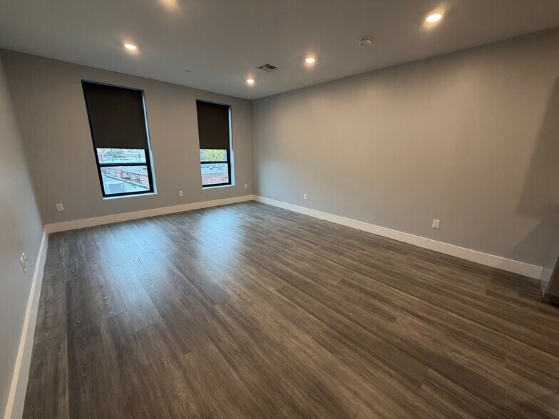 Building Photo - 315 Western Ave